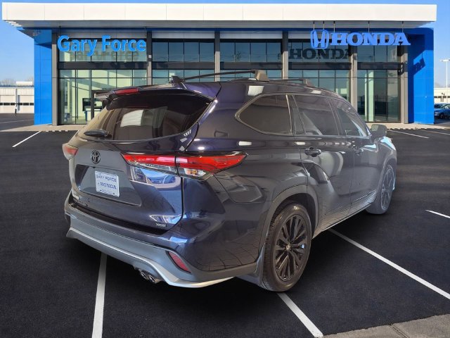 Used 2023 Toyota Highlander XSE FWD image 2