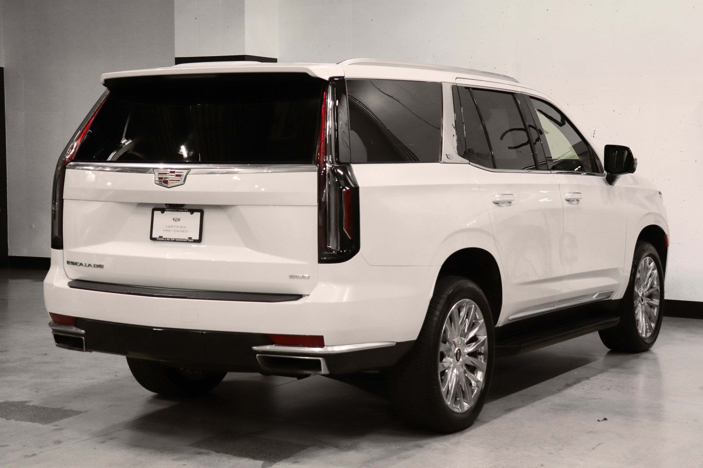 Used 2023 Cadillac Escalade Premium Luxury w/ LPO, Floor Liner Package AWD/4WD image 5