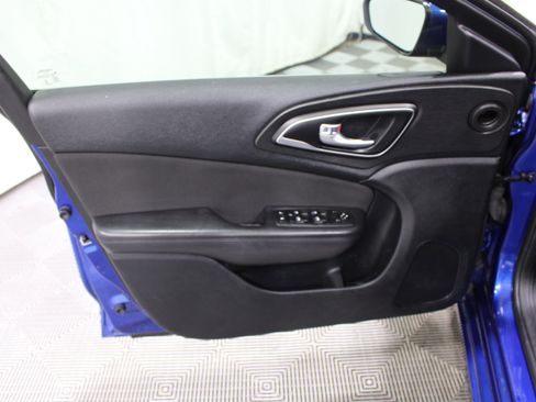 Used 2015 Chrysler 200 Limited FWD image 6