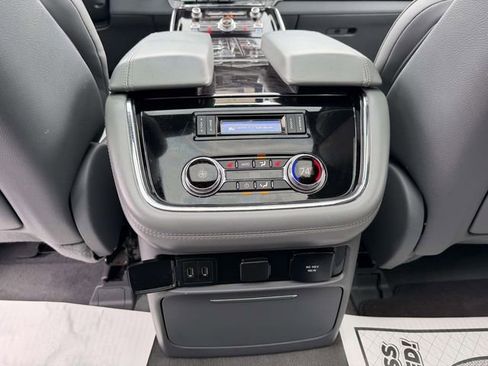 Used 2018 Lincoln Navigator Select image 17