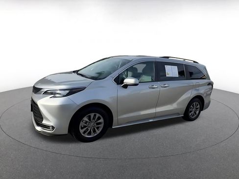 Used 2025 Toyota Sienna XLE image 8