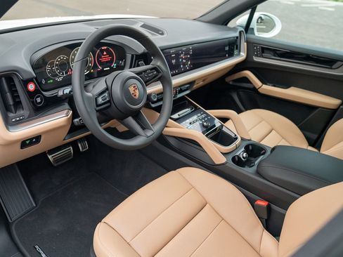 Certified 2026 Porsche Cayenne AWD/4WD image 4