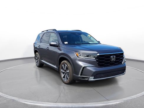 Used 2025 Honda Pilot Touring image 2