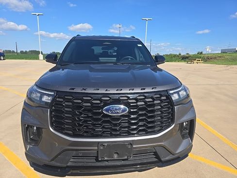 Used 2025 Ford Explorer ST-Line w/ ST-Line Street Pack AWD/4WD image 2