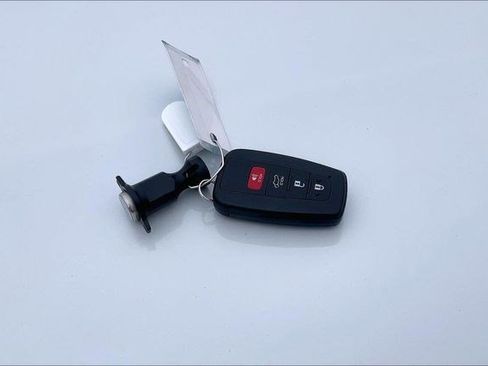 Used 2023 Toyota Highlander XLE image 12