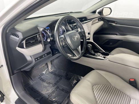 Used 2019 Toyota Camry SE w/ Sunroof Package image 9