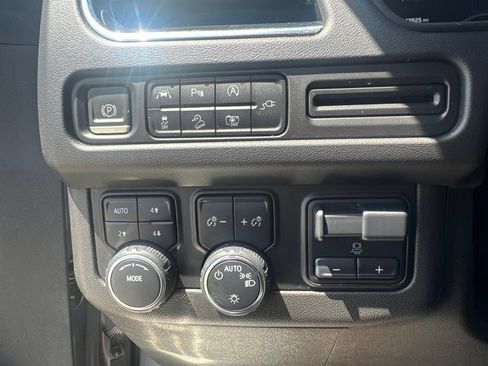 Used 2022 Chevrolet Tahoe Z71 w/ Luxury Package AWD/4WD image 17