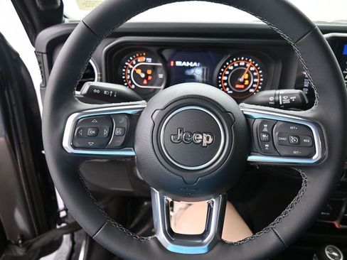 New 2025 Jeep Wrangler Unlimited Sahara w/ Technology Group AWD/4WD image 15