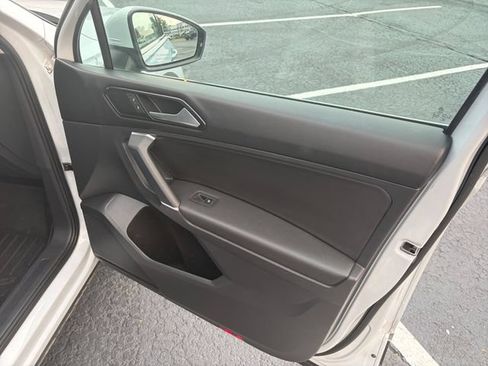 Used 2018 Volkswagen Tiguan SE FWD image 16