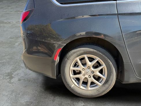 Used 2024 Chrysler Pacifica Touring-L image 11