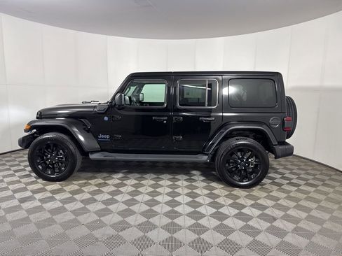 Used 2025 Jeep Wrangler Unlimited Sahara image 2