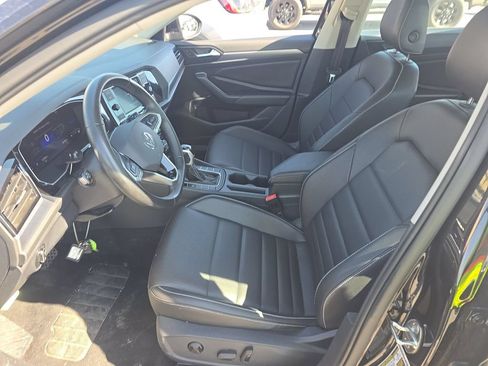 Used 2024 Volkswagen Jetta SE FWD image 2