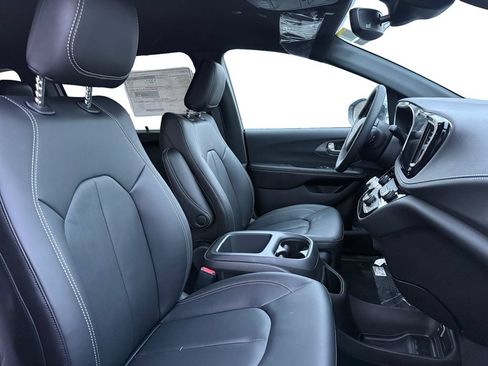 New 2026 Chrysler Pacifica Select FWD image 15