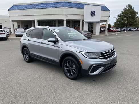 Certified 2023 Volkswagen Tiguan SE w/ Panoramic Sunroof Package FWD image 2