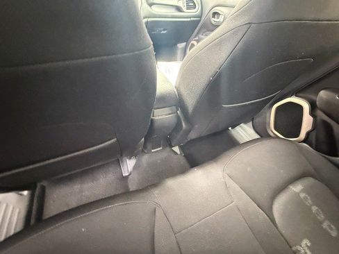 Used 2015 Jeep Renegade Latitude FWD image 13