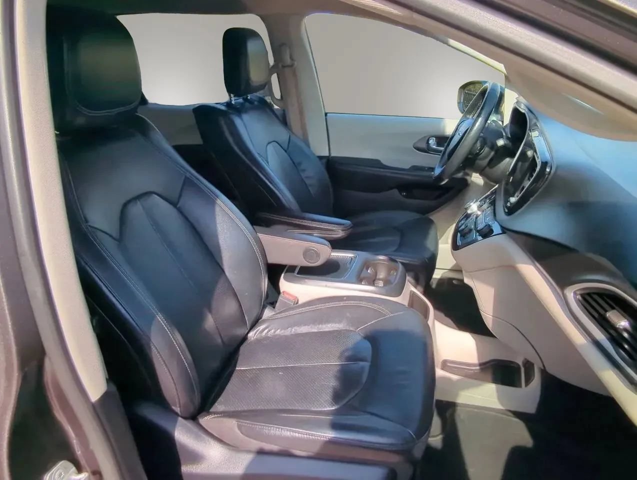 Used 2022 Chrysler Pacifica Touring-L w/ Uconnect Theater Family Group FWD image 26