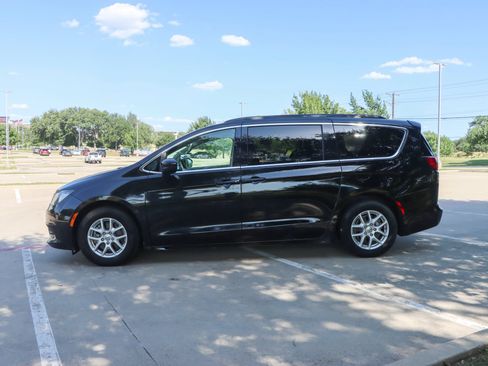 Used 2021 Chrysler Voyager Lxi FWD image 4