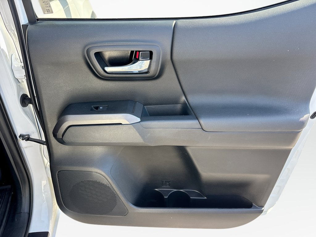 Used 2018 Toyota Tacoma TRD Off-Road w/ Technology Package AWD/4WD image 17