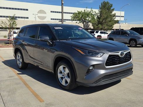 Used 2023 Toyota Highlander LE FWD image 3