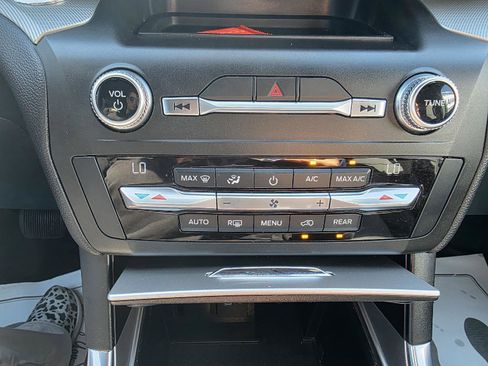 Used 2020 Ford Explorer XLT w/ Equipment Group 202A AWD/4WD image 23