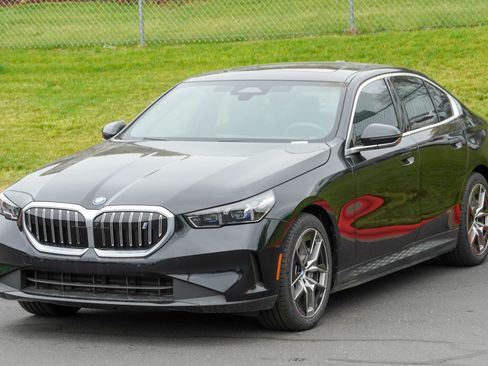 Used 2024 BMW i5 eDrive40i w/ M Sport Package RWD image 5