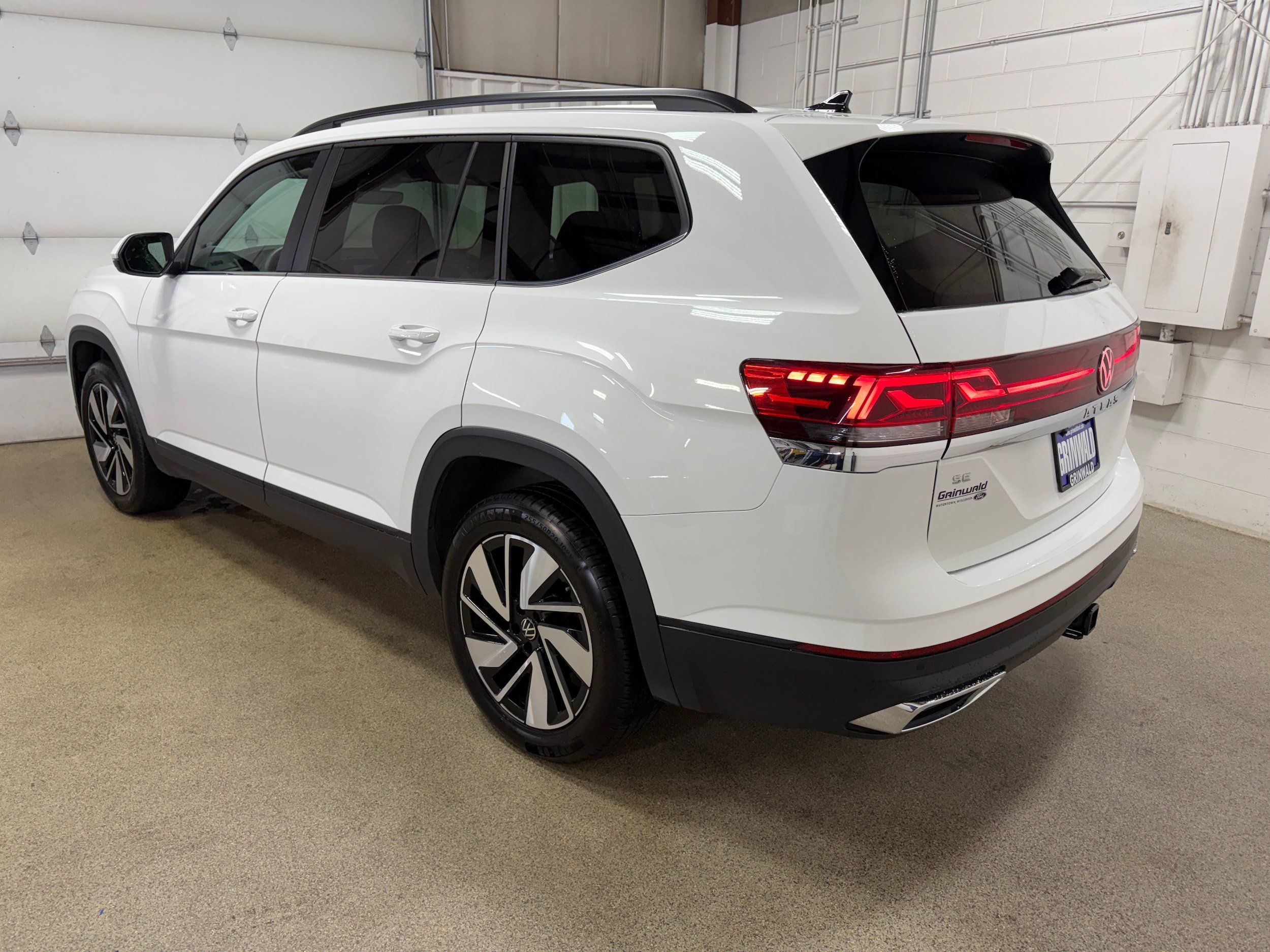 Used 2025 Volkswagen Atlas SE AWD/4WD image 8