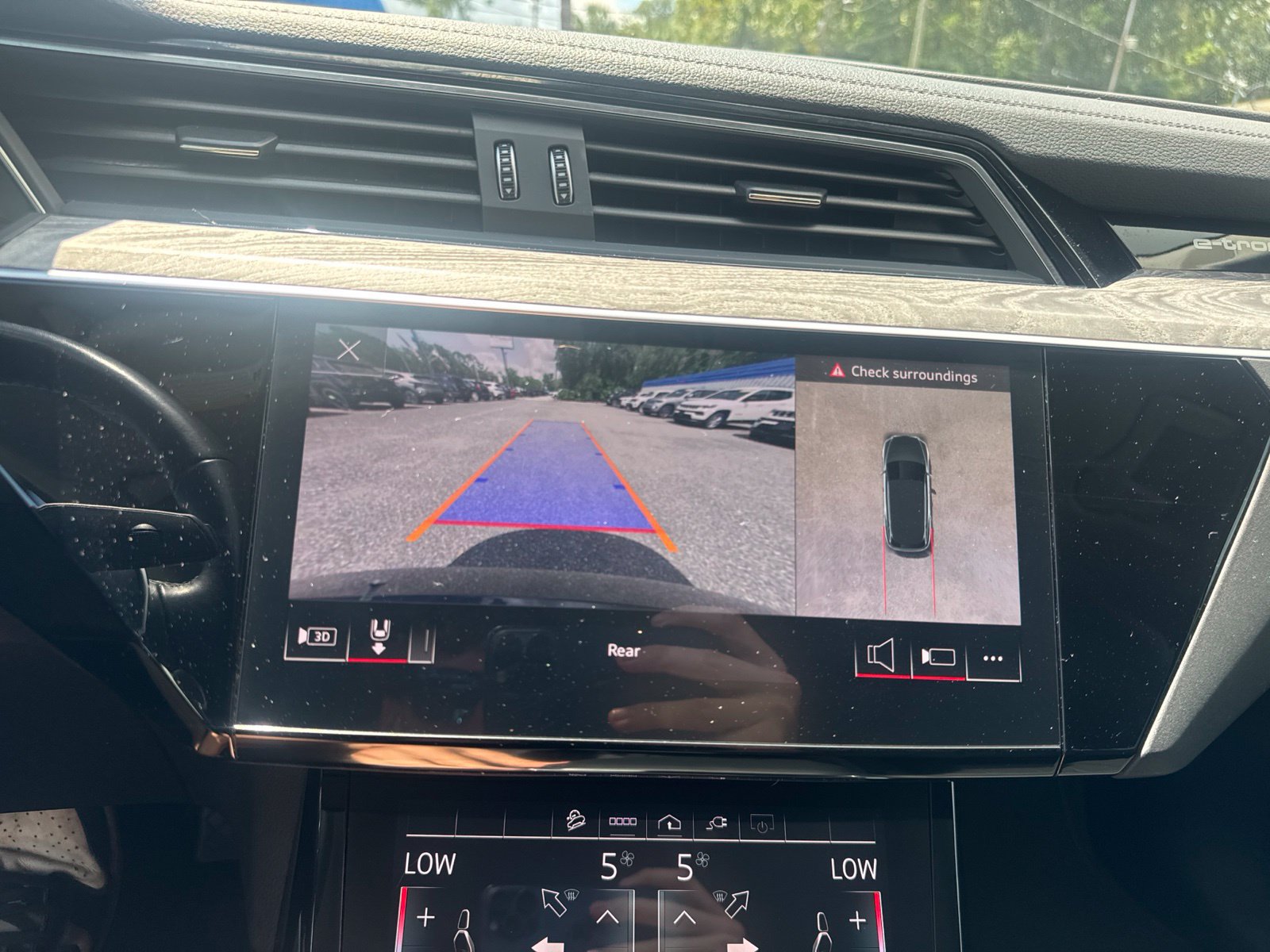 Used 2022 Audi e-tron Premium Plus AWD/4WD image 30
