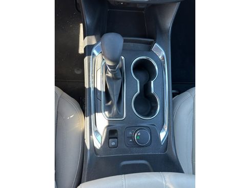 Used 2022 Chevrolet Traverse LS image 17