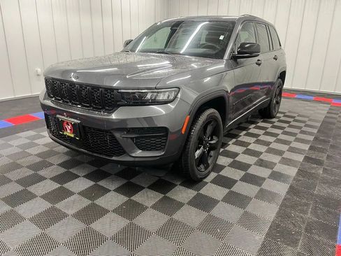 Used 2023 Jeep Grand Cherokee Altitude image 7