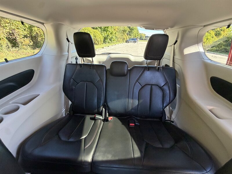 Used 2020 Chrysler Pacifica Touring-L FWD image 16