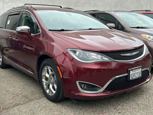Used 2018 Chrysler Pacifica Limited FWD image 2