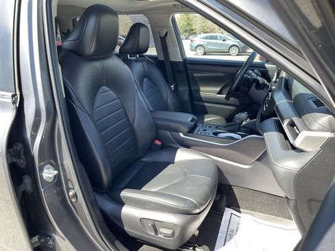 Used 2023 Toyota Highlander XLE AWD/4WD image 21