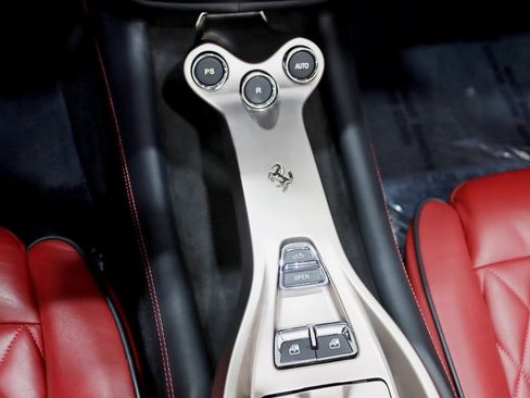 Used 2010 Ferrari California RWD image 22