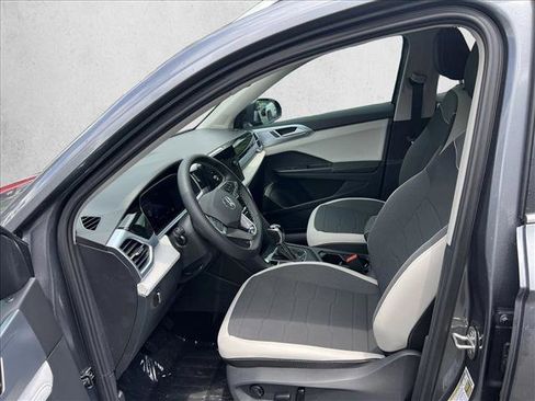 Used 2025 Volkswagen Taos SE FWD image 15