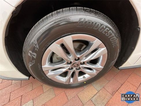 Used 2021 Toyota Sienna Limited image 23