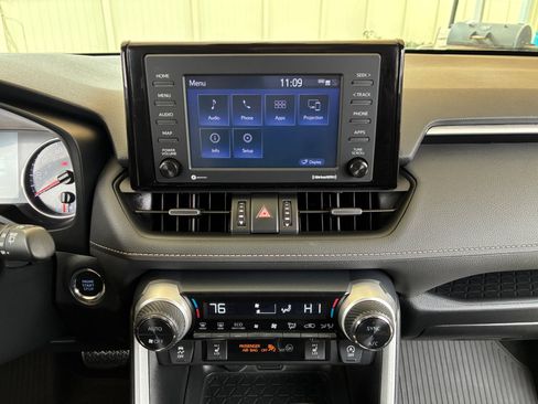 Used 2021 Toyota RAV4 XLE Premium image 20