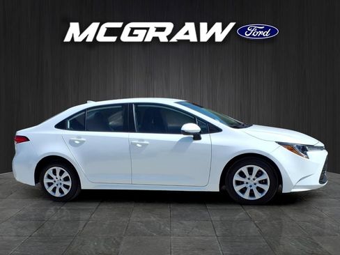 Used 2025 Toyota Corolla LE FWD image 4