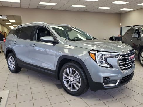 Used 2024 GMC Terrain SLT image 2