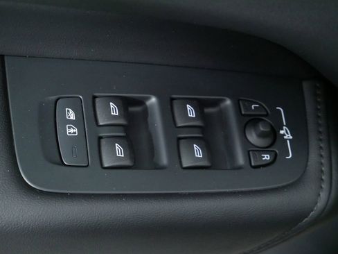 Used 2025 Volvo XC60 B5 Plus AWD/4WD image 21