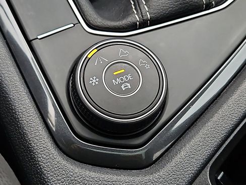 Certified 2022 Volkswagen Tiguan SE R-Line image 17