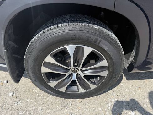 Used 2021 Toyota Highlander XLE AWD/4WD image 11