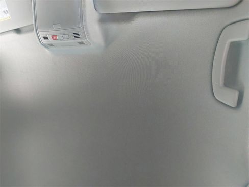 Used 2022 Volkswagen Tiguan SE image 38