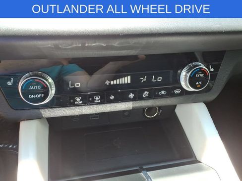 Used 2024 Mitsubishi Outlander AWD image 20
