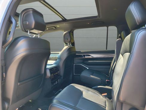 Used 2024 Jeep Wagoneer Series II image 36