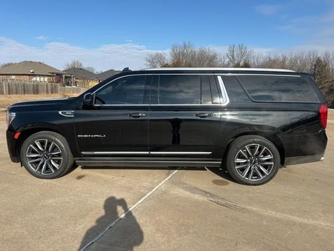 Used 2022 GMC Yukon XL Denali w/ Denali Ultimate Package image 2