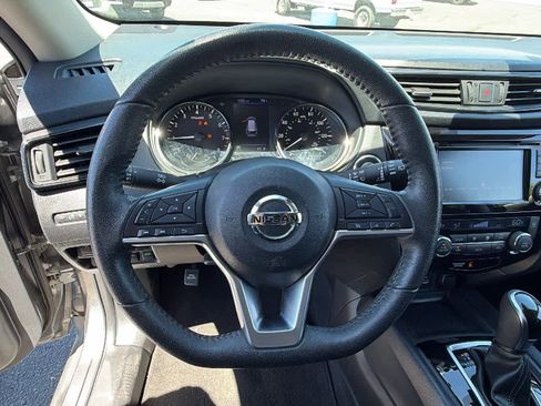 Used 2020 Nissan Rogue SV FWD image 15