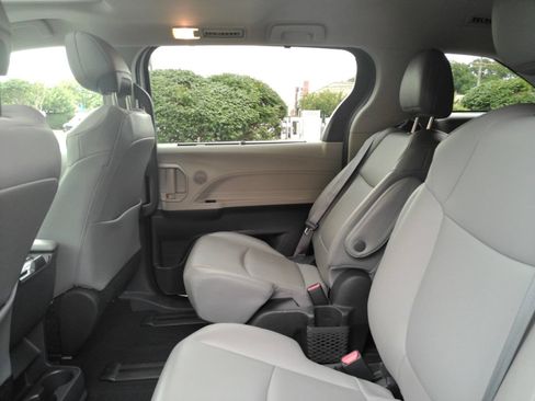 Used 2022 Toyota Sienna XLE AWD/4WD image 12