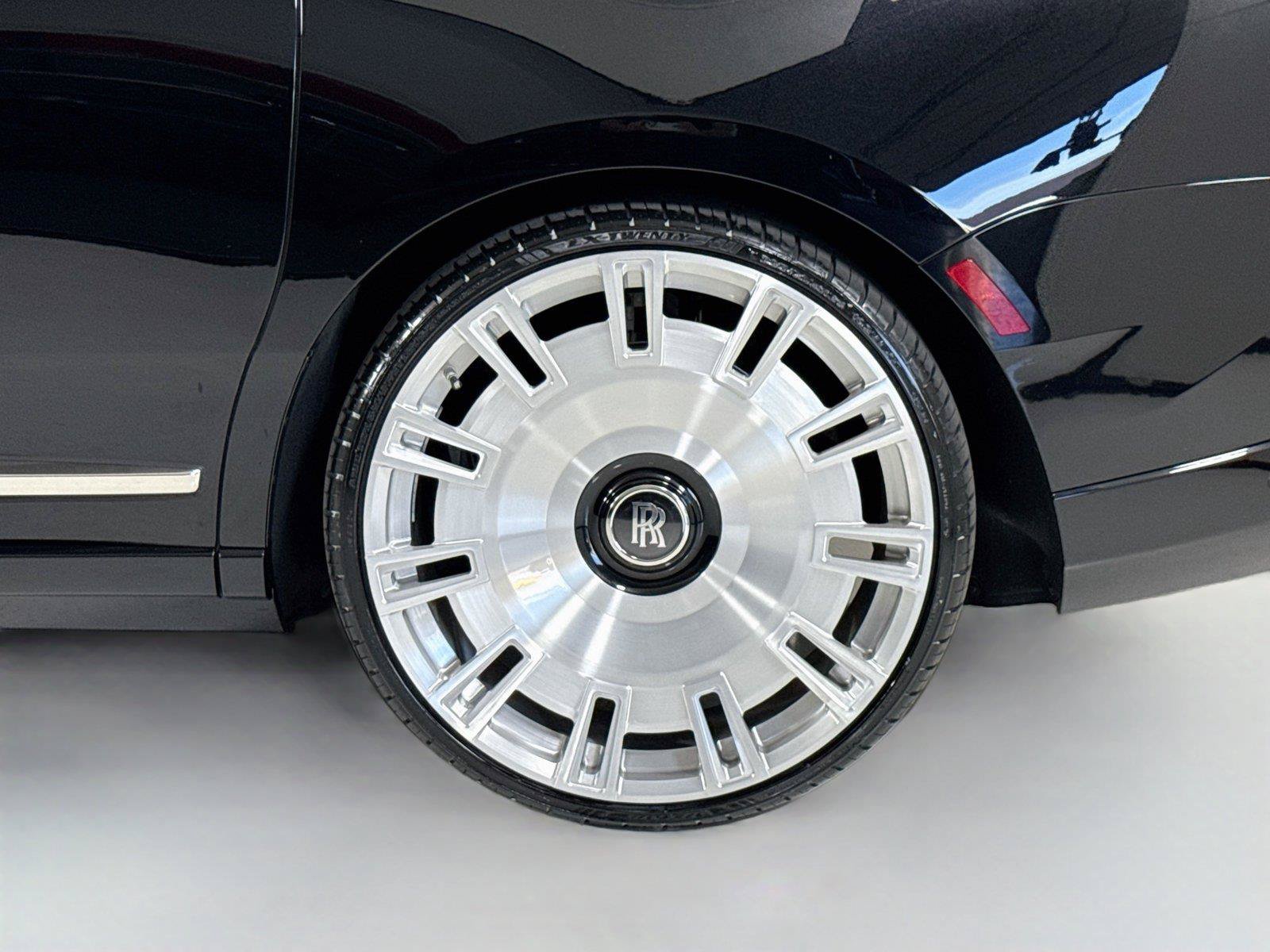 Used 2025 Rolls-Royce Cullinan AWD/4WD image 38