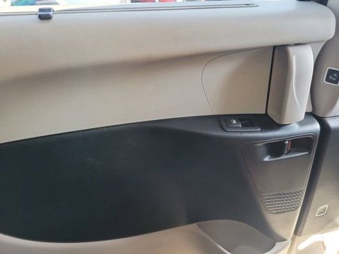 Used 2023 Chrysler Pacifica Touring-L FWD image 17