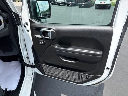 Used 2024 Jeep Wrangler Unlimited AWD/4WD image 13